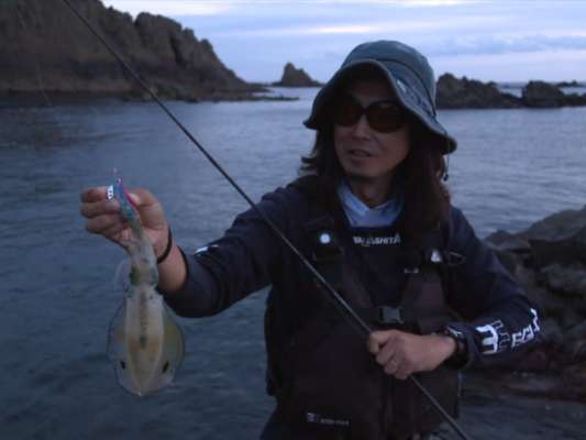 夕マヅメ、エギ王サーチで1杯目。「釣れている時こそエギを変える」という川上は、エギ王Kシャロータイプに変更。さらに、集まってはくるが追い切らないアオリに対し、沈下速度を変えるため再びローテーション。１mに8秒というエギ王Kスーパーシャローへ。これが的中！確実にアオリを仕留める流れるような川上のエギローテーション術は見逃せない！&copy;釣りビジョン