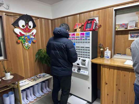 まずは店内の券売機で乗船料を支払う。 &copy;釣りビジョン