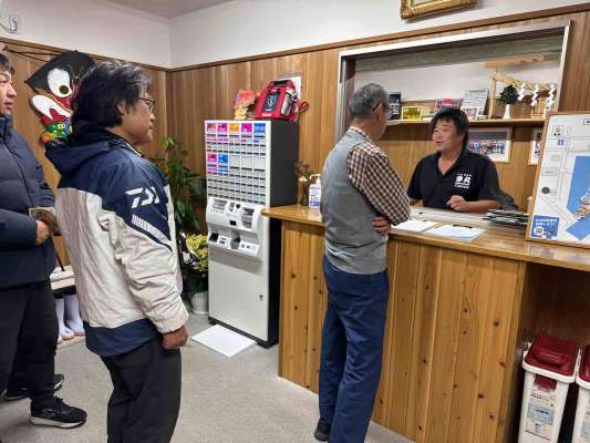 窓口に乗船券を提出し、釣り座を確認。案内図で駐車場や船着場も確認を。 &copy;釣りビジョン
