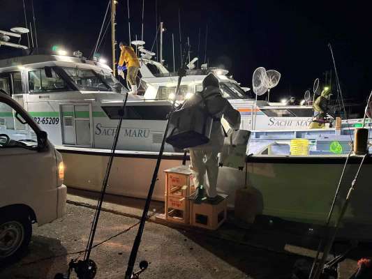 各船ごとに乗船案内のアナウンスがある。 &copy;釣りビジョン