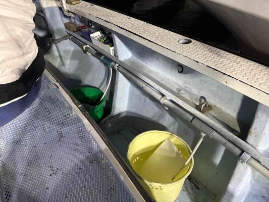 氷は各釣座の桶に配布されてあるのでクーラーへ。 &copy;釣りビジョン