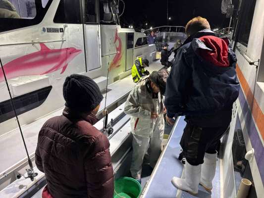 船長が各釣座へ回って乗船券の確認。 &copy;釣りビジョン