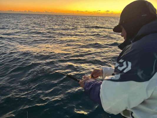 開始間もなく竿先が海面に突き刺さる！ &copy;釣りビジョン