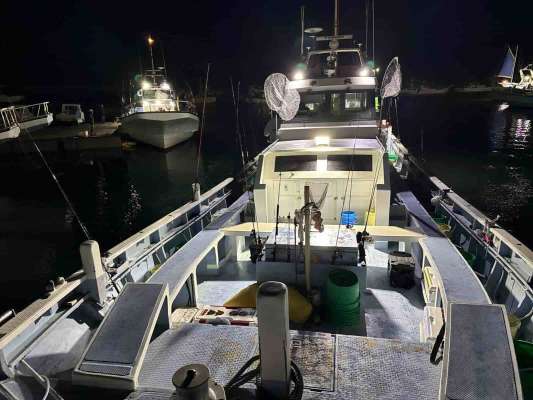 暁暗の海へ出船、釣り人たちは船後方へ。 &copy;釣りビジョン