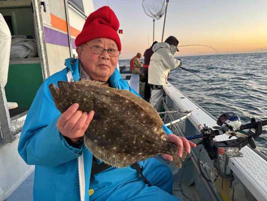 反対舷でも本命、この時更に2本の竿が曲がっている！ &copy;釣りビジョン