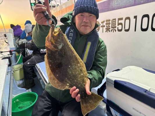 程なくして船中2枚目、竿入れからクライマックス！ &copy;釣りビジョン