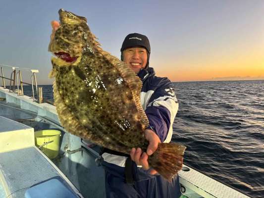 船中1枚目、幸先の良いスタート！ &copy;釣りビジョン