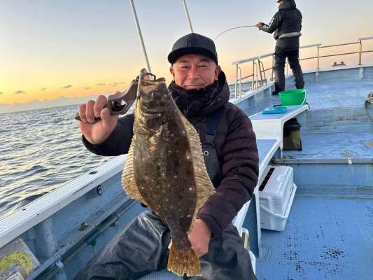 時合いを逃さず本命ゲット、ミヨシでもヒット！ &copy;釣りビジョン