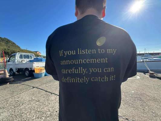 背中のメッセージは「アナウンスに耳を傾ければ必ず釣れる！」。 &copy;釣りビジョン