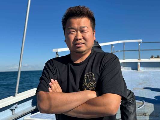 フレンドリーで説明上手な向後真太朗船長。 &copy;釣りビジョン