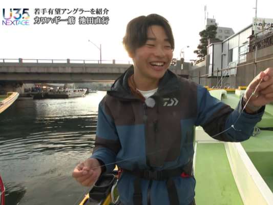 硬めのカーボン、柔らかめのカーボン、メタル×2本と、計4本の竿を持ち込んだ。オモリは無垢のものを使う。そこにはオモリの色やデザインではなく、自分の釣りでカワハギを釣りたいとの拘りが。仕掛けはハリスの長さがキーポイント。上から10cm、6cm、8cmでのスタート。重要なのは1番上の10cmのハリスで、その日の情報を得るという。その上で状況に応じてハリスの長さを決めていく。全てが緻密で拘りがあり、この多くの引き出しで釣果を上げていくのが池田流だ。&copy;釣りビジョン