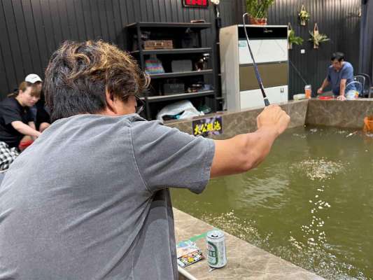 仕掛けは驚くほどシンプルなウキ仕掛けで、餌はエビ。オーナーの村岡昌憲氏もその奥深さに引き込まれ、朝まで研究するほど夢中になってしまったそうだ。 &copy;釣りビジョン