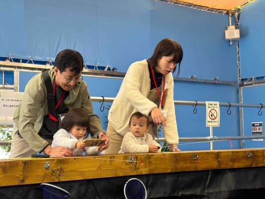 この日は、家族連れの利用や若い男女のグループが訪れ、思い思いに楽しんでいた。小さなお子様でも安心して遊べる工夫がされており、幅広い世代が気軽に楽しめる場となっていた。 &copy;釣りビジョン