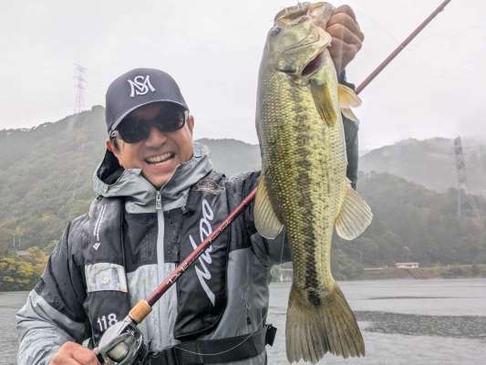 ドラマ魚を掲げ、力強い笑顔のキングモリゾー。&copy;釣りビジョン