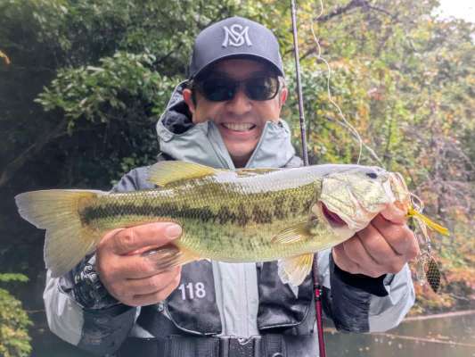 狙い通り、Dゾーンフライで釣りあげた1本！&copy;釣りビジョン