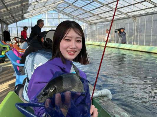 ティラピアを釣り、妖艶な雰囲気を醸し出す人見音。&copy;釣りビジョン