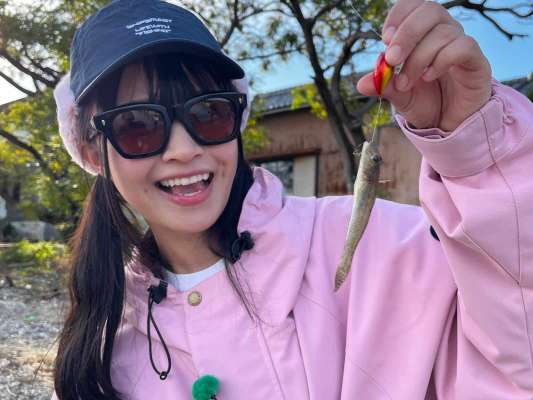 大きな偏向とえくぼが可愛らしい百川晴香。&copy;釣りビジョン