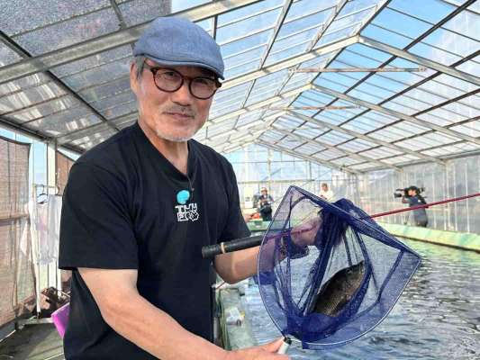 さまざまな釣りに精通する家邊克己だが、ティアピアは初めて。&copy;釣りビジョン