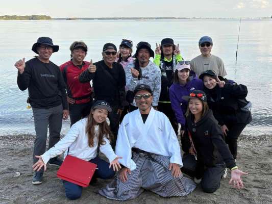 後列左から、折本隆由、平和卓也、村上晴彦、百川晴香、上宮則幸、センドウタカシ、人見音、家邊克己、金高由佳。前列左から、西田直恵、秦拓馬、渕上万莉。&copy;釣りビジョン