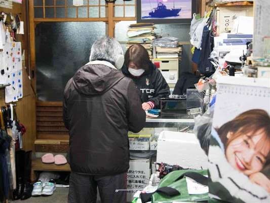 宿で受付を済ませたら、氷をもらって目の前の港へ。 &copy;釣りビジョン