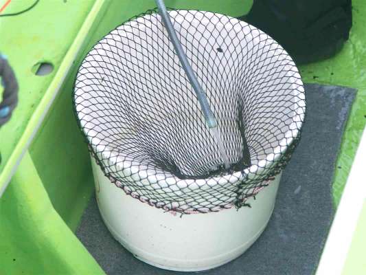 イカがスムーズにバケツに入る上に飛び出さない。工夫を凝らした常連さんのアイデア。 &copy;釣りビジョン