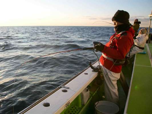 一投目からヒット！幸先のよいスタートだ。 &copy;釣りビジョン