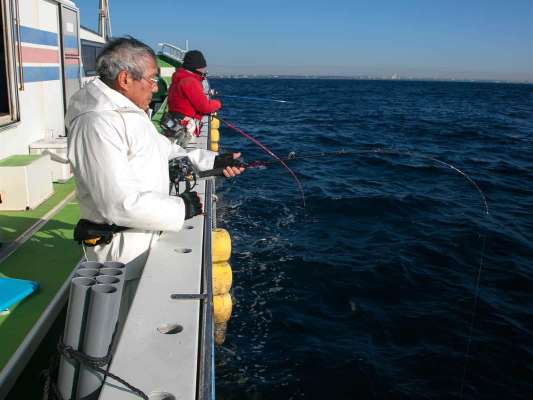 船長に選んでもらった竿でヒット！ &copy;釣りビジョン