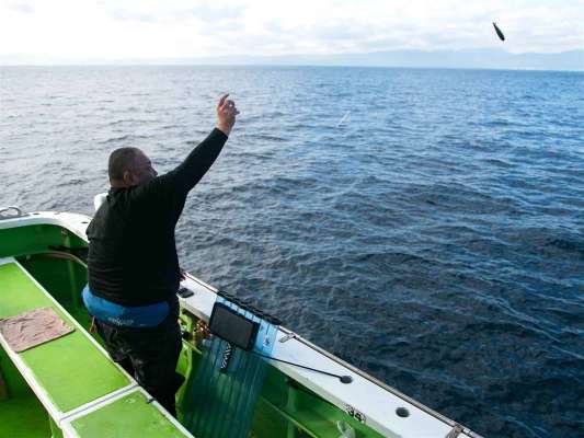 再投入はできるだけ遠くに投げる。 &copy;釣りビジョン