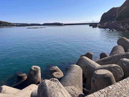 釣り場はバラエティに富んでいて魅力的なポイントが点在する！足下ではブリやシマアジなど大型の高級魚の姿も目にすることができた！ &copy;釣りビジョン