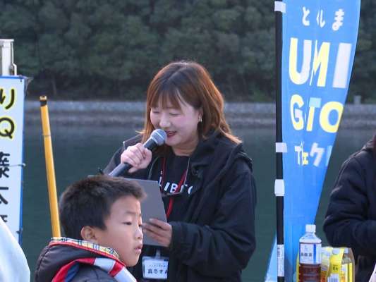TSURIBITO代表の高橋真冬氏。東京都から地域おこし協力隊として鳴門に移住。地元企業・行政・観光団体と連携し、フィッシングツーリズム を軸とした地域活性化、食害魚や海ごみ問題に向き合う 環境保全活動、そして子どもが“釣って、捌いて、食べて学ぶ” 魚の食育プログラム など、多岐にわたる活動を展開している。