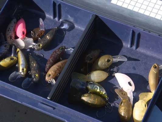 種類、カラーが豊富に揃うエリアトラウトルアー。カラーを外すと、魚の反応が取れないこともあるという。今回もヒットカラーが明確にあり、フッチーとにっしゃんもカラーの重要性を実感していた。またカラー同様、レンジの重要性も学んだ2人。クランクベイトフローティングモデルでは50〜60cm潜るものをチョイスし、表層付近を探る。深いところを探る時はディープクランク。そして、魚が冷え込み下の方にいるときは、アクションを抑えた「デジ巻き」や「シェイク」が有効。上にいる魚の食い気がある時は、跳ね上げさせて見せてから下まで追わせて喰わせる「リフト＆フォール」が有効とのこと。&copy;釣りビジョン