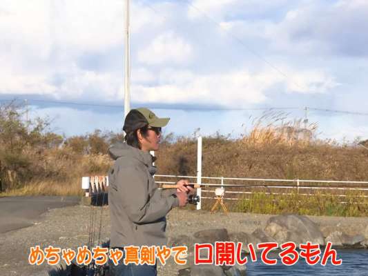 最終バトルとなる第3試合。そこには何故かロッドを持った菊池さんの姿も！？全員ボトムからのスタートとなった最終バトル。開始早々、菊地さんにトラブル発生！なんと1投目からラインブレイクと出遅れる。すると、あれ程バラシを連発していたにっしゃんが先制パンチの1匹目をゲット。これを機に、にっしゃんが覚醒、畳みかけていく。すると菊地さんが2回目のラインブレイク。落ち込む菊地に大ドンデン返しはあるのか！？2026年、最高のスタートを切るのは誰なのか、終始大盛り上がりの最終戦をぜひ見届けてほしい！&copy;釣りビジョン