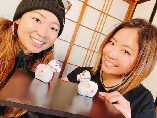 バトル第2試合は、焼津市にある趣味の店「美也比」で日本の伝統人形「木目込み人形」の作成対決！2026年の干支である〝午（馬）〟をモチーフに作品を作っていく。同じ人形でも選んだ柄によって全く表情が異なるのが魅力という「木目込み人形」。「お正月に飾りたいのはどっち？」というSNSアンケートで勝敗を決する。果たしてより多くの票を獲得するのはどっちなのか！？&copy;釣りビジョン