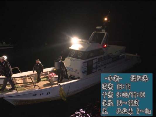 福江港から『せいわ丸』に乗船し、船長と相談しながらポイントを選択していく。
