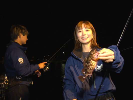 常夜灯が点灯すると大きな魚の姿も見え始めた。「とりあえずアタリが欲しい」と底を探り、見事尺ヘッドで数を伸ばすあずあず。負けじと高橋もメバルの連続ヒットに漕ぎつける。ジグヘッド0.9gを使って水面をアクションさせながら巻いていく。なるべく上をキープするように巻くのが肝。「バイトまで目視できた」というメバルはお見事！ &copy;釣りビジョン