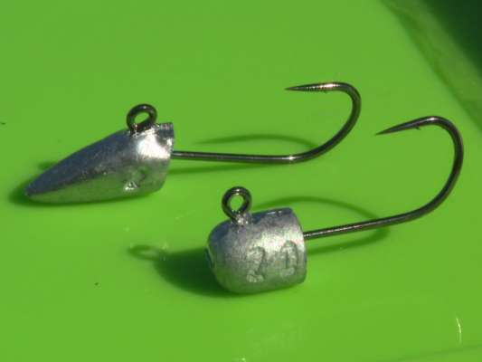 尺ヘッドDタイプとRタイプ。Dタイプは、ノーズが長く重心が下となり、ワインドを綺麗に出せる。ダートしやすくキビキビした動きとなり瞬間で喰わせる攻めのタイプ。Rタイプは、ラウンドタイプのヘッド。ミディアムリトリーブで安定した姿勢を保ち、喰わせのタイミングを逃さない。夜が明け「明るくなったのでボトム遊びを」と取り出した古賀。古賀はDタイプの時のみスナップを使用するとのこと。状況によって使い分けることが釣果を伸ばすコツ！ &copy;釣りビジョン