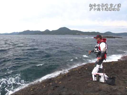 沈み瀬周辺に発生する湧昇流を狙う猪熊氏。潮の変化には魚が付くことが多い。
