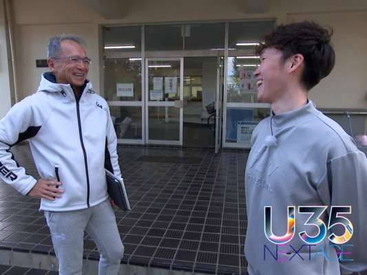 神奈川県立上溝南高等学校の卒業生である和田浩輝。当時は硬式テニス部に所属し、汗を流していた。日曜日がオフという部活動だったらしく、釣りとの両立にそれほど苦労はなかったという。卓越したキャストの技術もテニスで培われた部分があるのかも知れない。当時を知る体育担当の教員と思い出話に花が咲いた。&copy;釣りビジョン