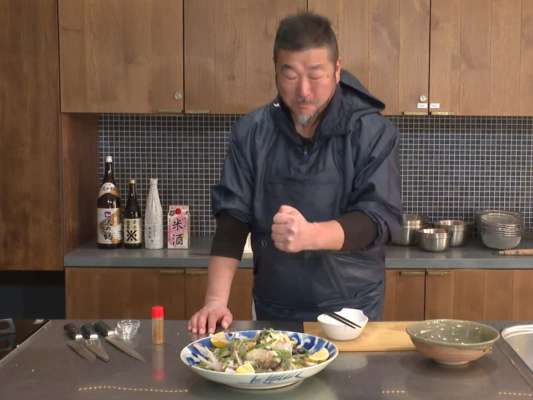 マダラの頭の究極の食べ方〝茹で頭 醤油掛け〟！マダラの頭が発揮する美味さの奥深さ、迫力が凄い！隅々どこを食べても美味さがあるらしい。これには思わずウエカツもガッツポーズ！恐ろしくシンプルな調理法は必見、ぜひ真似してみたい一品である。&copy;釣りビジョン