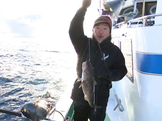 今回、お世話になったのは季節ごとに多彩な釣りもので岩手県宮古の海を楽しませてくれ、一家一丸となって船宿を営む「ゆかた丸」。狙うは、東北～北海道の冷たい海に生息し、成魚は1mを超える大物〝マダラ〟。産卵で浅場に来ているとはいえ、水深100m〜300mと深い海の底へ仕掛けを落とす。道糸はPE12号、オモリ200〜300号と桁違いのスケール！深海釣りの楽しみは「仕掛けを下すまでと、巻き上げる間」と言うウエカツにもヒット！初のマダラを手にする。&copy;釣りビジョン