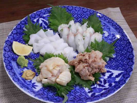 1品目は、宮古では伝統的に食べるが、全国的にあまり聞くことのないマダラの刺身。鮮度が良いからこそ許された贅沢だ。ほぐれる食感と甘みを引き出した〝湯引き〟、身に薬味を巻いた〝昆布締め〟、生醤油炊きした真子を纏わせた〝こまぶり〟とさまざまな味付けとなった。&copy;釣りビジョン