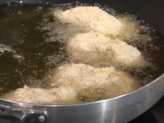 切り方や揚げ方で全然違う世界が見えてくるという〝マダラのフライ〟。卵を使わずにフライ。サクッと弾ける衣の先で真っ白な身がホロリとほどける、その満足感はもはや言葉を必要としない一品。&copy;釣りビジョン