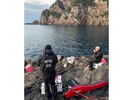 渡礁後すぐに準備開始。仕掛けのイメージを共有する大事な時間。 &copy;釣りビジョン