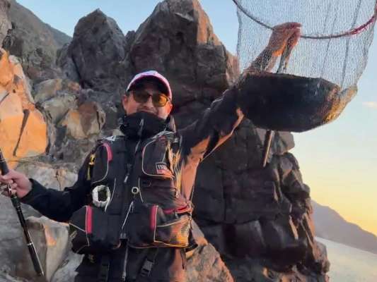 仲宗根さん、一投目でいきなり50cm口太グレをキャッチ！ &copy;釣りビジョン