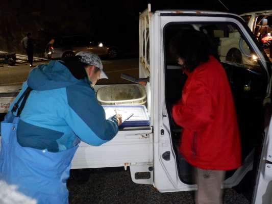 軽トラで受付と荷下ろしを済ませ、車は駐車場へ移動。 &copy;釣りビジョン