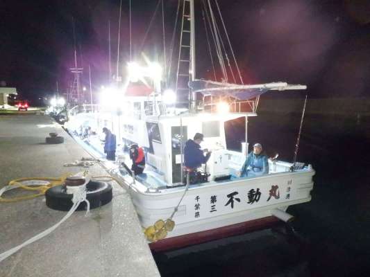 勝浦川津港から出船する『第三不動丸』に乗り込む。 &copy;釣りビジョン