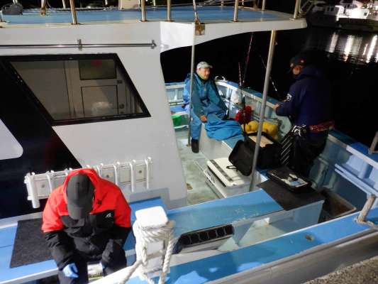 乗船後はすぐに釣り支度を開始。 &copy;釣りビジョン