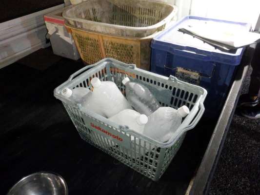 朝配られるペットボトル氷。帰港後に返すと砕氷をもらえる。 &copy;釣りビジョン