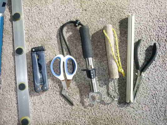 マグネットやナイフ、ハサミ、ハリ外し、サバ外しなどの小物類。 &copy;釣りビジョン