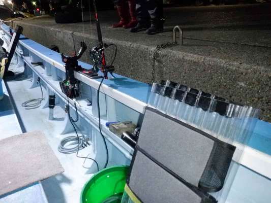 イカ投入器、竿、竿掛け、バッテリーなどの必須アイテム。 &copy;釣りビジョン